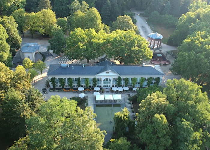 Luftaufnahme der Orangerie im Kurpark Bad Homburg